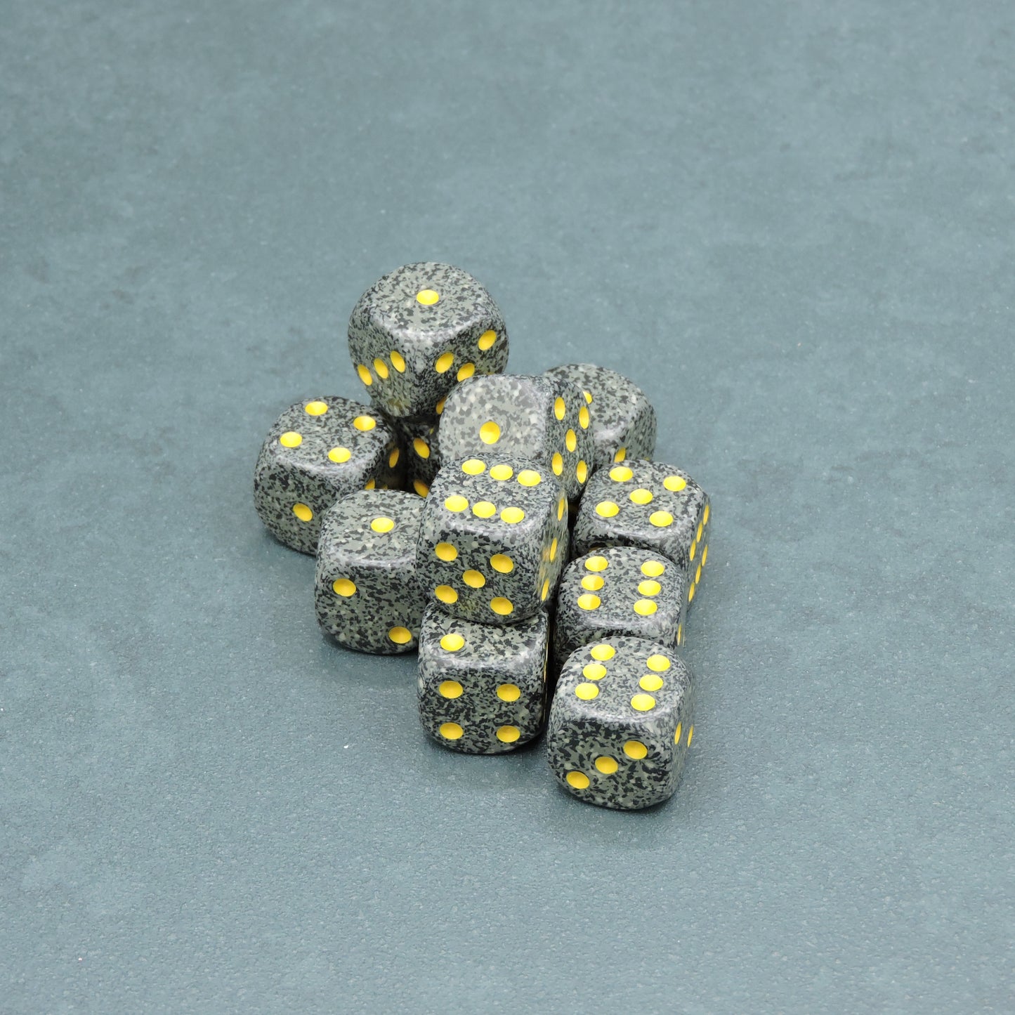 Urban Camo Speckled 16mm d6 Dice Block (12 dice)