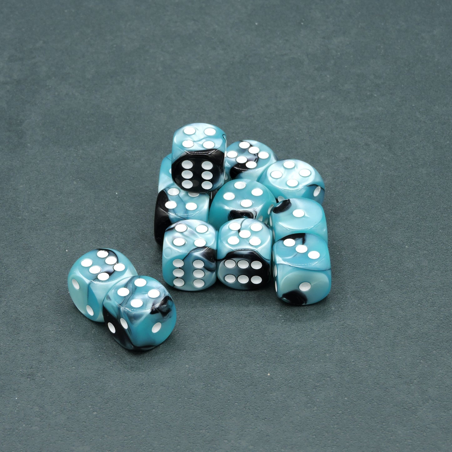 Black-Shell w/ white Gemini 16mm d6 Dice Block (12 dice)